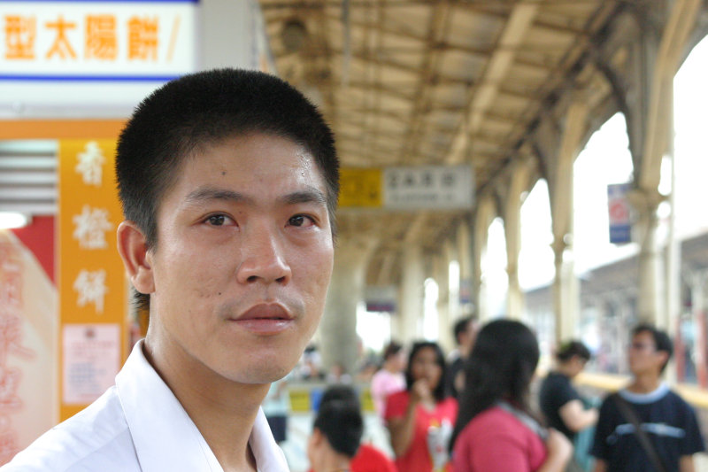 台灣鐵路旅遊攝影台中火車站月台旅客特寫2005攝影照片1
